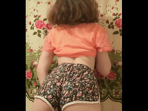 ❤️ Garota jovem e sexy tirando seus shorts da câmera Pornuts em nós ❌️