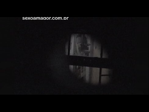 ❤️ Lourinho é secretamente filmado por um voyeur de bairro escondido atrás de tijolos ocos Pornuts em nós ❌️