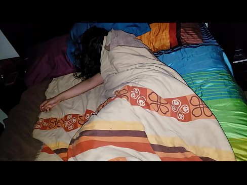 ❤️ Stepson berating sua jovem madrasta enquanto ela dorme. Pornuts em nós ❌️